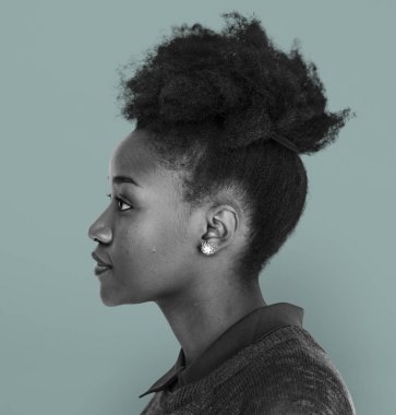 Güzel Afrikalı Amerikalı genç kadın