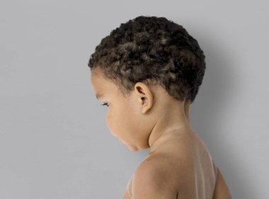 Çıplak göğüs ile küçük çocuk