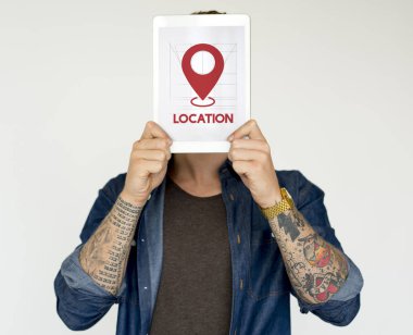 kişi holding dijital tablet.