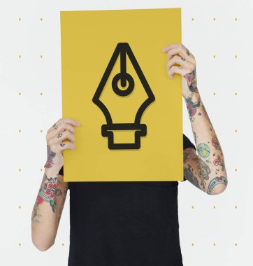 Dövmeli kişi holding afiş.