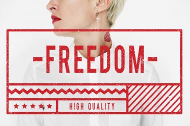 sarışın kısa saçlı kadın