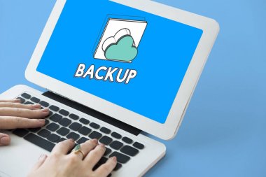 Eller dizüstü bilgisayarda çalışıyor