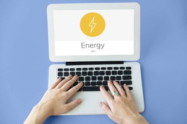 Dizüstü bilgisayarda yazan kadın klavyesi