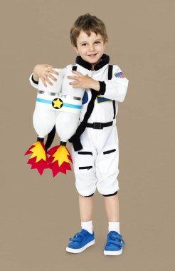 astronot kostüm jetpack ile çocuk