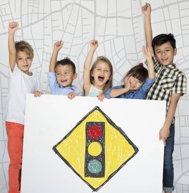 küçük çocuklar afişini holding