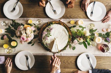 Gelin ve damat pasta kesiyor. 