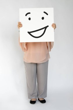 kişi holding afiş. 