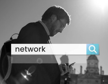 Akıllı telefon kullanan iş adamı