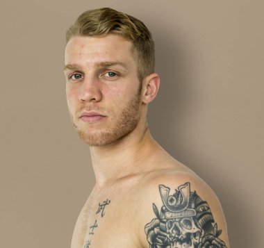 çıplak göğüs ile ciddi adam