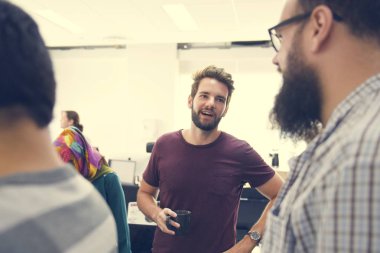 İş adamları konuşuyor.