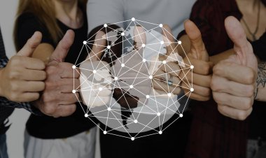 İnsanlar el başparmak yukarıya