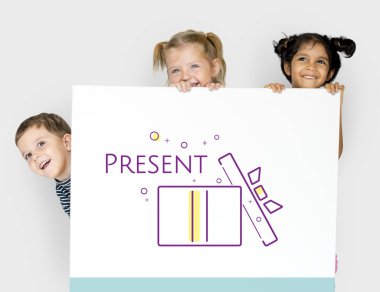 Çocuk afişini saklanıyor