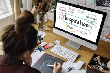 Atölyede çalışan tasarımcı