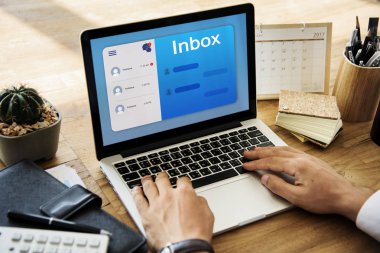 Eller dizüstü bilgisayarda çalışıyor