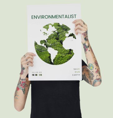 Dövmeli kişi holding afiş.