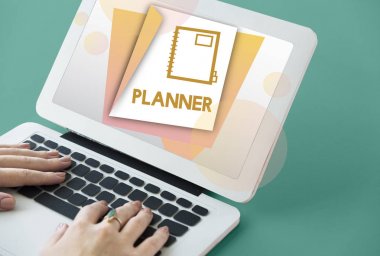 Dizüstü bilgisayarda yazan kadın klavyesi