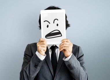 Dijital Tablet ile yüz kapsayan iş adamı