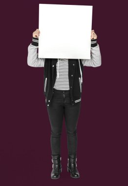 Boş afişini tutan kişi 