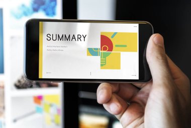 El ele tutuşan akıllı telefon. 