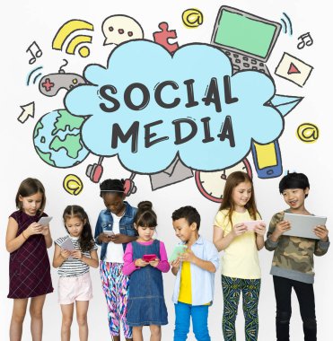 çocuklar dijital cihazlar ile 