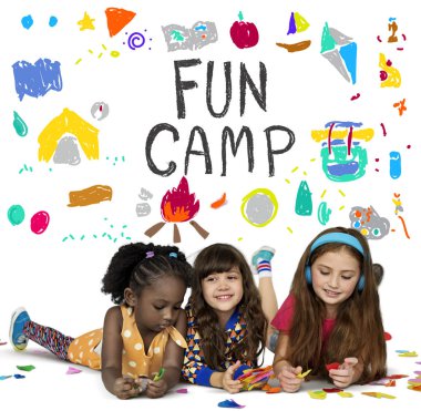 birlikte oynayan çok ırklı kızlar