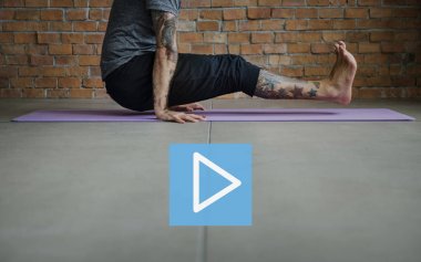 Yoga egzersiz egzersiz yapan erkek