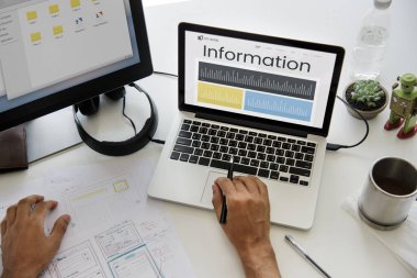 dizüstü bilgisayar kullanan iş kişi