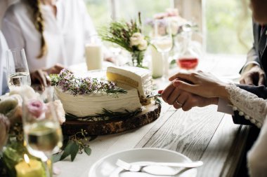 Gelin ve damat düğün pastasını kesiyor 