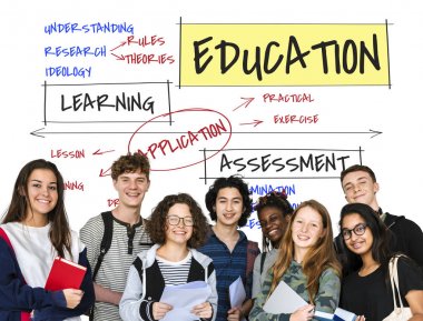  stüdyoda ayakta öğrenciler