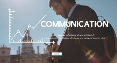 Akıllı telefon kullanan iş adamı