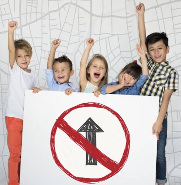 küçük çocuklar afişini holding