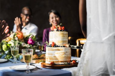 Yeni evli çift kesme kek