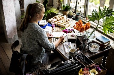 Defterde yazan kadın