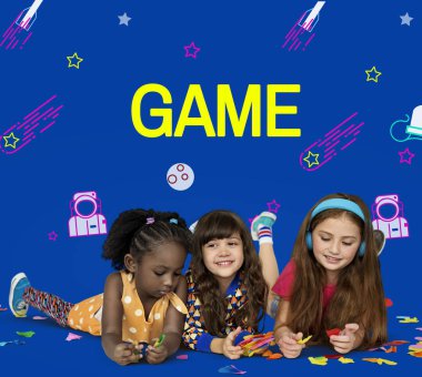 birlikte oynayan çok ırklı kızlar