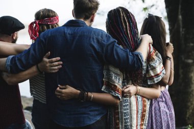  Arkadaşlar birlikte eğleniyor.