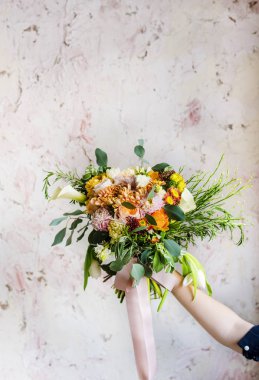 buket çiçekli tutan el