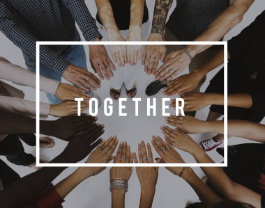 İnsanlar birlikte elele