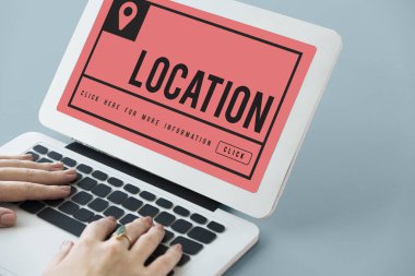 Dizüstü bilgisayarda yazan kadın klavyesi