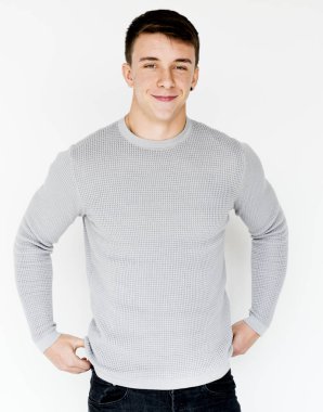 Kaslı adam rahat stüdyo portre gülümseyen