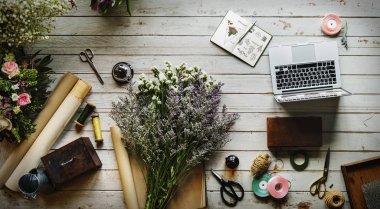 dizüstü bilgisayar ile ahşap masa 