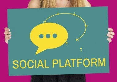 Kadın afişini tutar 