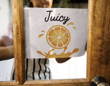 Afrikalı kadın dükkanda çalışan önlük 