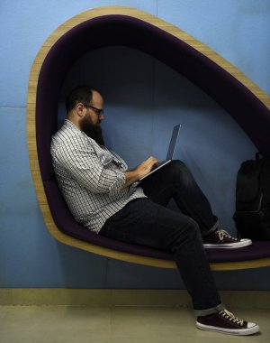 Laptop notebook ile çalışan adam