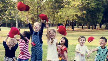 Sahasında oynayan çocuklar 