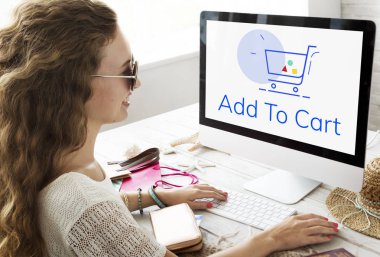 Bilgisayarda Çalışan Kadın 