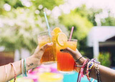 kişi kokteyl suları ile