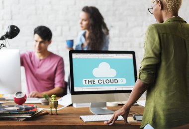 Ofiste çalışan bir grup insan