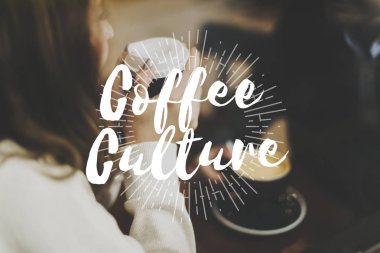 Elinde kahve fincanı tutan kadın.