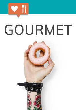 kadın el holding pembe çörek