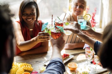 İnsanlar restoranda yemek yiyor.  